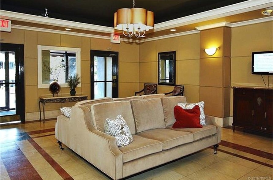 Lobby Entrance - 450 W 7th St