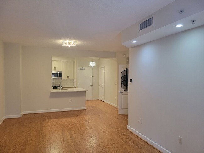 Building Photo - Stunning 1 BR with a Den/2 BA Condo in Wes...