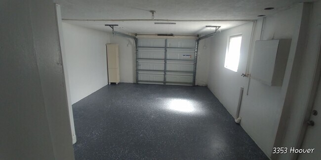 Building Photo - 3 Bedroom 2 Bath 1 Car over sized garage