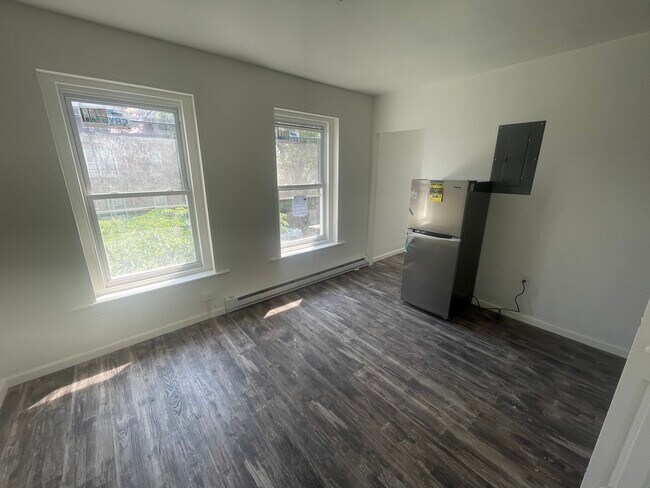 Building Photo - 1602 W Chew St