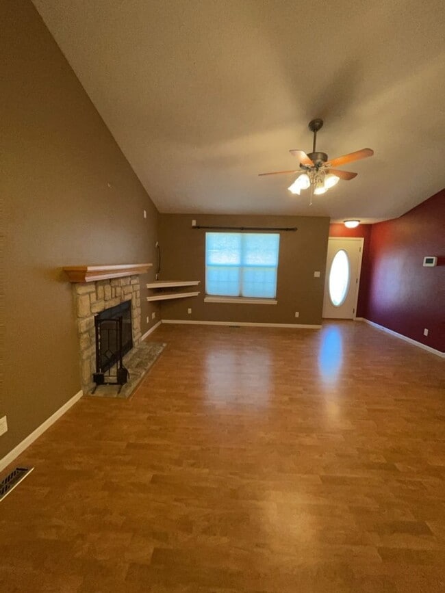 Building Photo - Beautiful spacious home in Waynesville