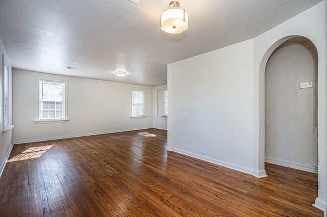 Building Photo - PARK VIEW!!  2 Bed - 1 bath in NW OKC!