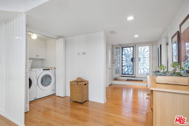 Building Photo - 11723 Goshen Ave