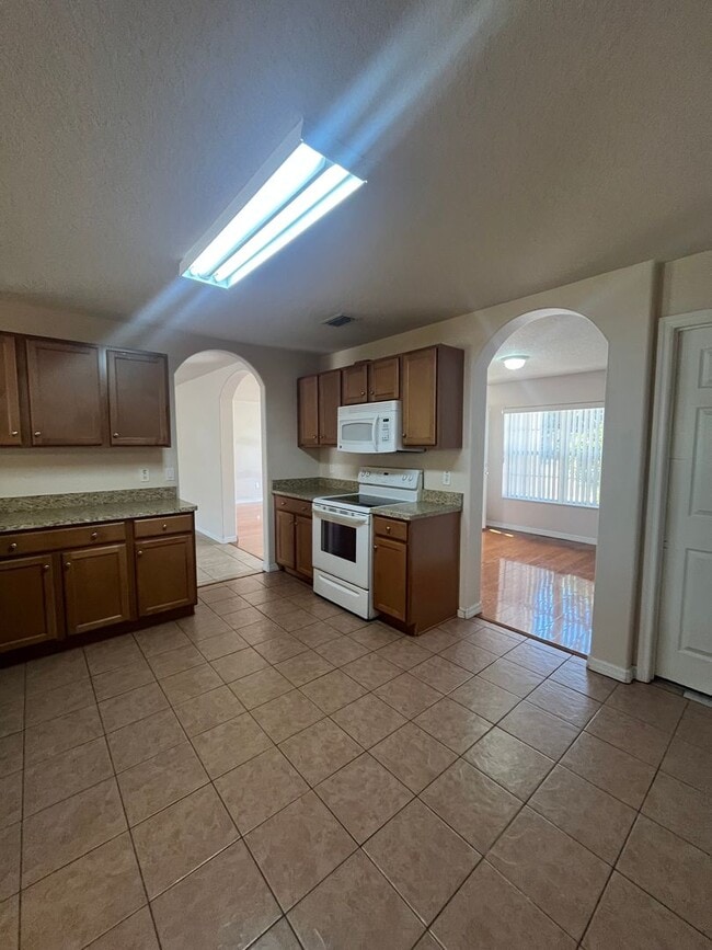 Building Photo - Beautiful Open Floor Plan 4 bedrom 2 Bath!