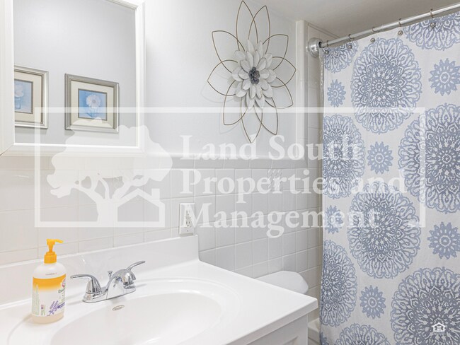 Building Photo - 327 Easton Dr