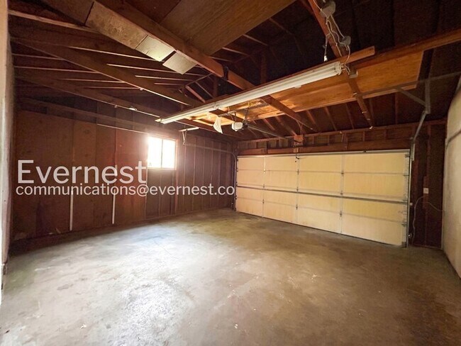 Building Photo - 3 Bed/2.5 Bath Home with Garage / Pet-Friendly / Available Now!