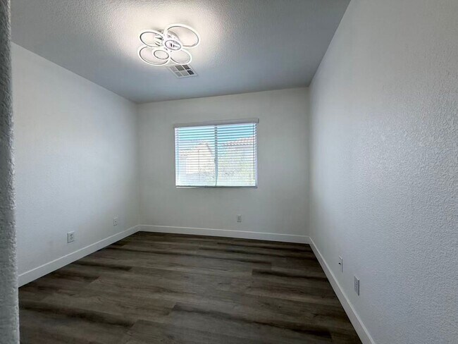 Building Photo - 10621 Olivebranch Ave