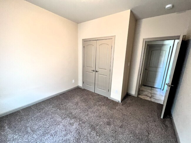 Building Photo - "Desirable 3-Bedroom Home with Guest Suite in Pelican Lakes - A Must-See Rental Property!"