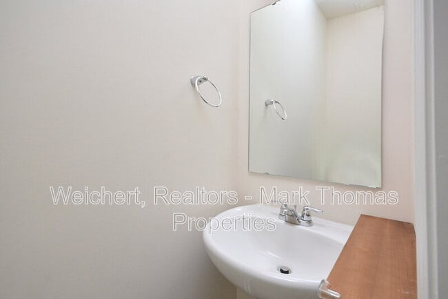 Building Photo - 409 Vassar Dr