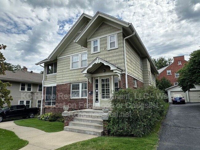 Building Photo - 207 W 51 Terrace