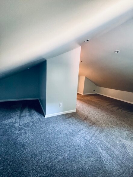 Building Photo - 514 E 9th St