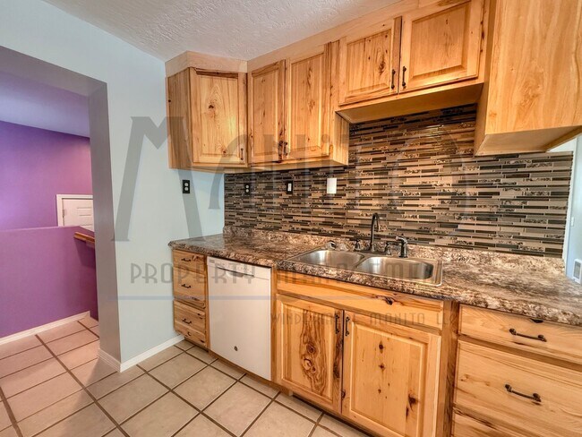 Building Photo - Spacious Dwight Merkel Home