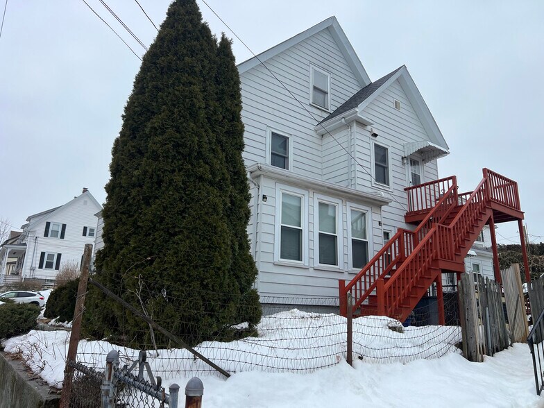 Building Photo - 95 Roberts St