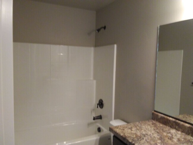 Building Photo - Newer town home living in the heart of Cedar City!