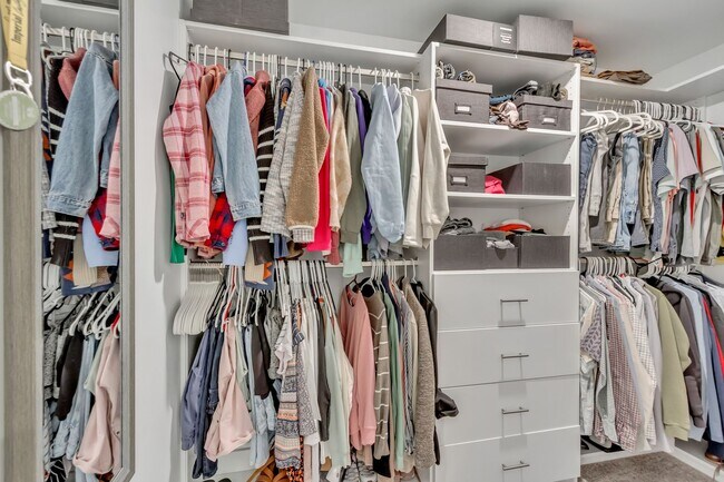 Building Photo - Spacious 3 Bed 2 Bath Condo in Sandy!