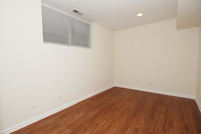 Building Photo - 3216 N Racine Ave