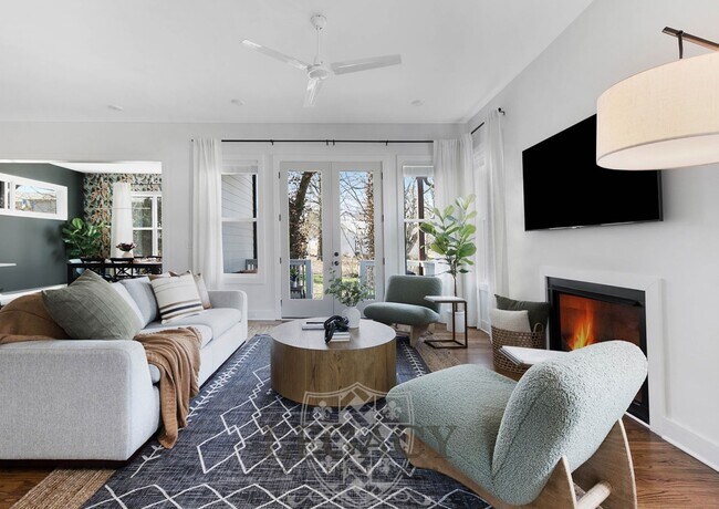 Building Photo - 2027 Rosemary Ln