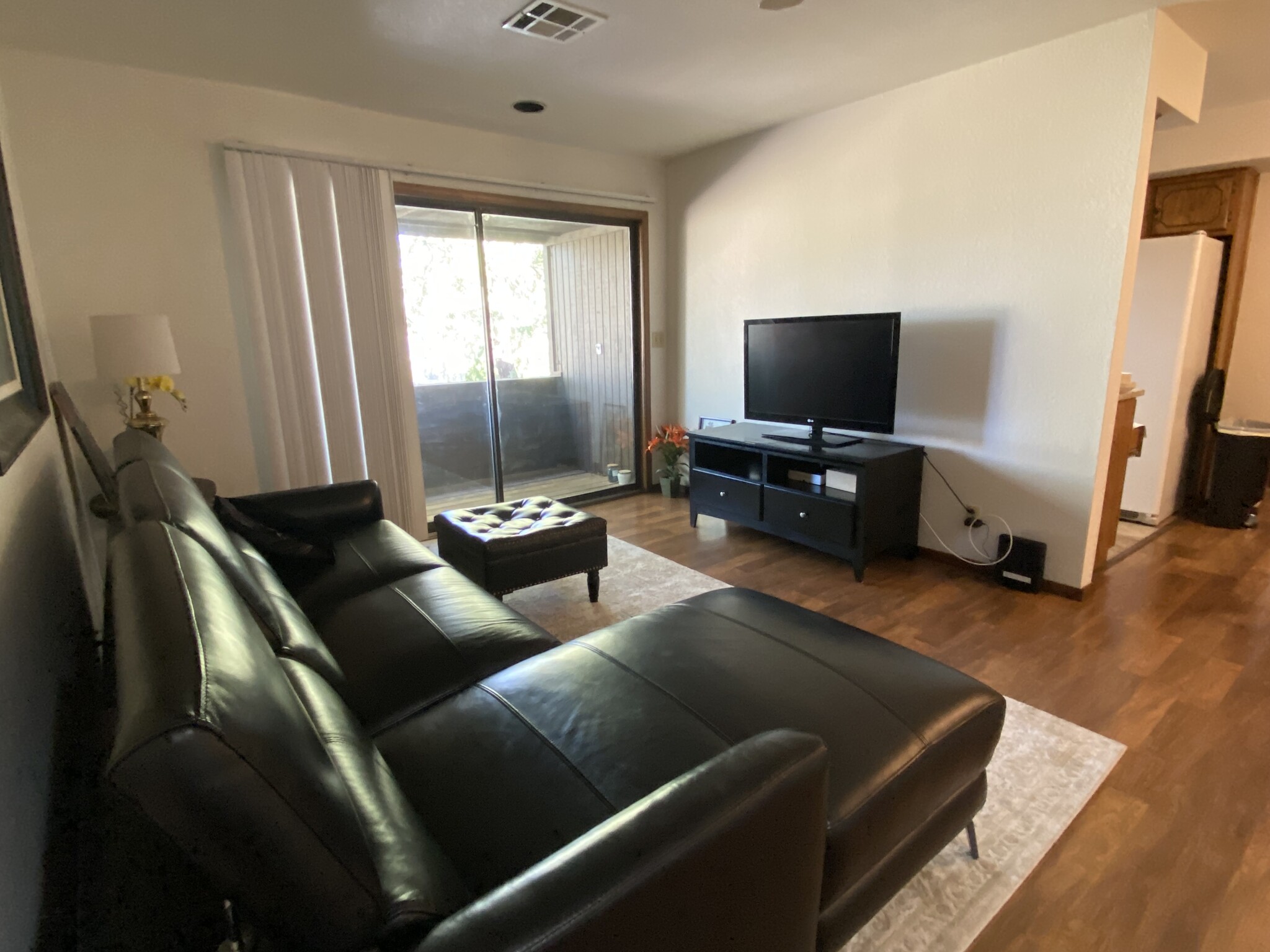 Living room Furnished leather sofa - 412 N Oakwood Rd