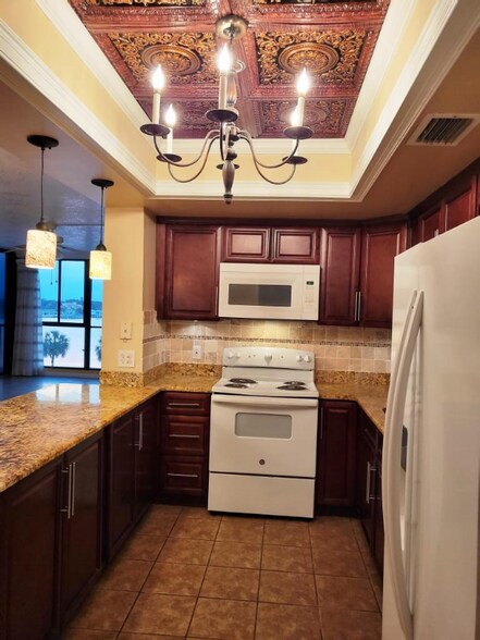 Building Photo - 7100 Sunshine Skyway Ln S