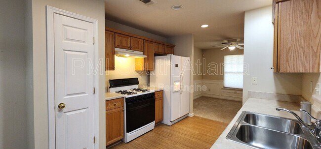 Building Photo - 7846 The Lakes Point