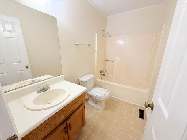 Building Photo - 2 Bedroom, 1 1/2 Bathrooms - Townhouse West Rome