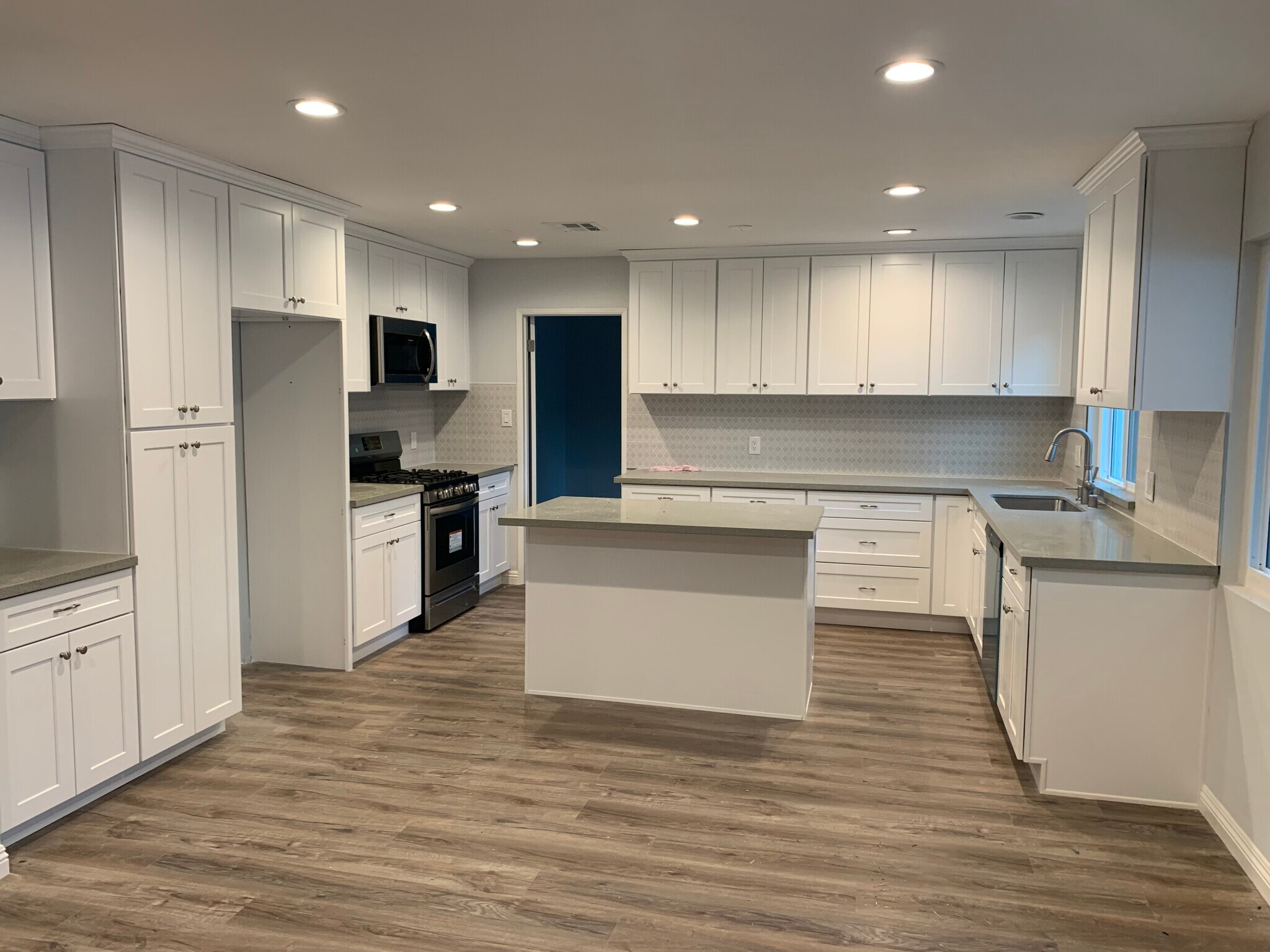 Kitchen - 15344 Leadwell St