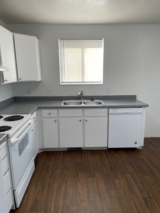 Building Photo - 3-Bedroom 1.5 Bath Twin-Home