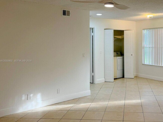 Building Photo - 643 Vista Isles Dr