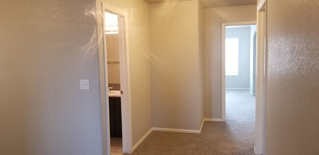 Building Photo - Immaculate 3 Bedroom/3 Bath Townhome Near Powers Corridor!