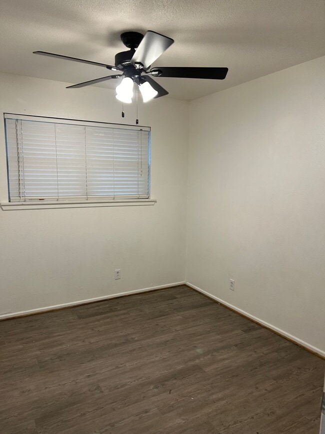 Building Photo - 1025 W Terry St