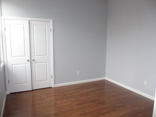 Building Photo - 585 Bramhall Ave