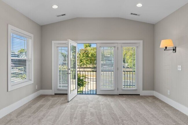 Building Photo - Stunning Home in Melrose 12 South Area...D...