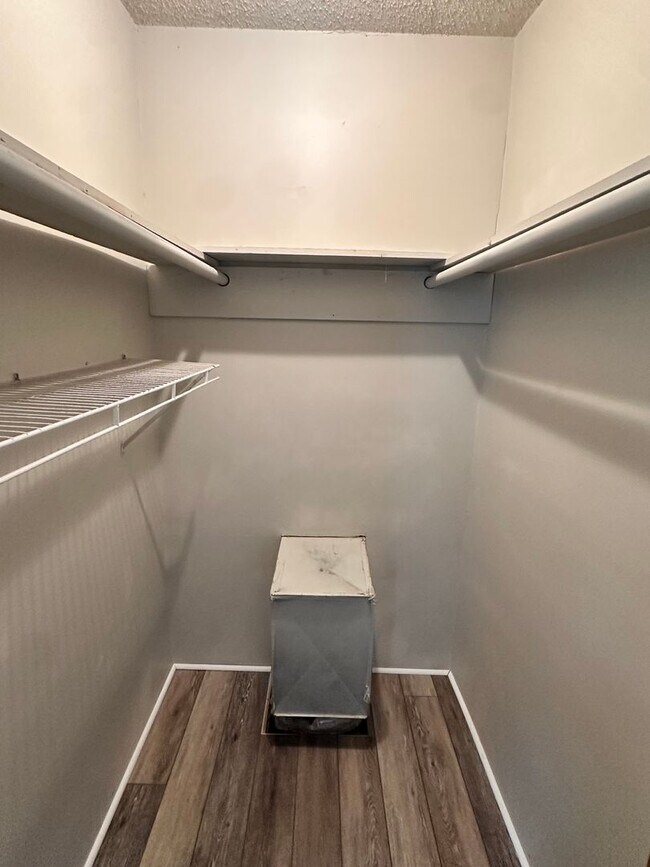 Building Photo - 810 W Country Club Dr