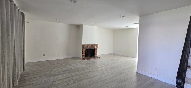 Building Photo - Beautifully Maintained & Convenient Townhome