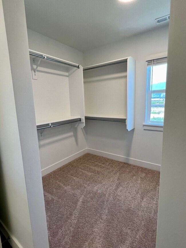 Building Photo - LOVELY TOWNHOME IN SALEM