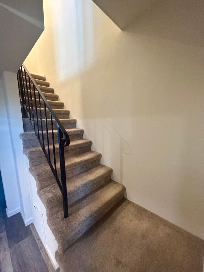 Building Photo - Marina Gardens Townhouse!  End unit, excel...