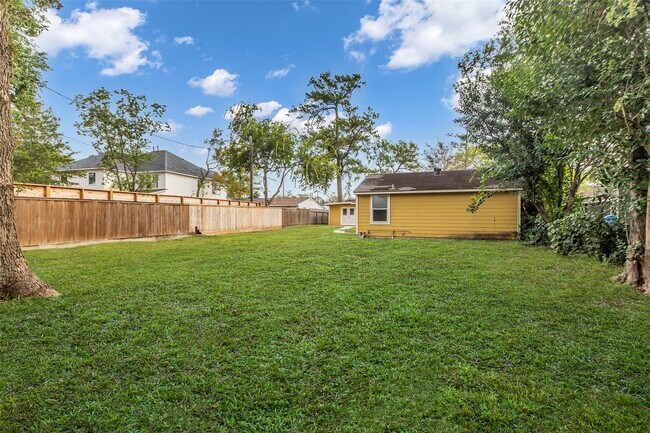 Building Photo - 4303 Piney Woods Dr