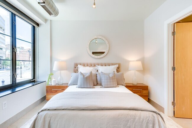 Building Photo - Logan Circle Condo | 2 Bed | 2 Bath | 1,000 Sf | 1 Garage Parking Space