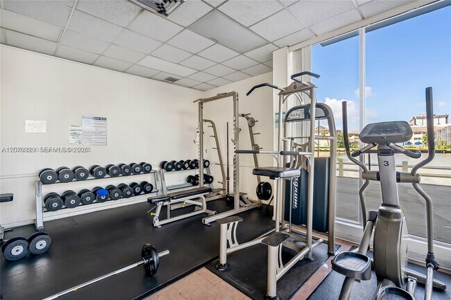 Building Photo - 1817 S Ocean Dr