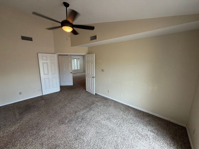 Building Photo - 837 N Oak Ct