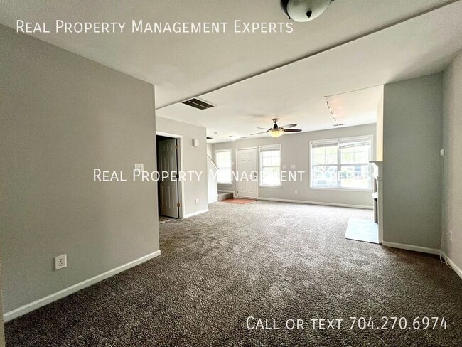 Building Photo - 6522 Point Comfort Ln