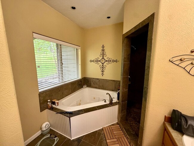 Building Photo - Spacious 4 Bed 3.5 Bath Home in Frenchtown!