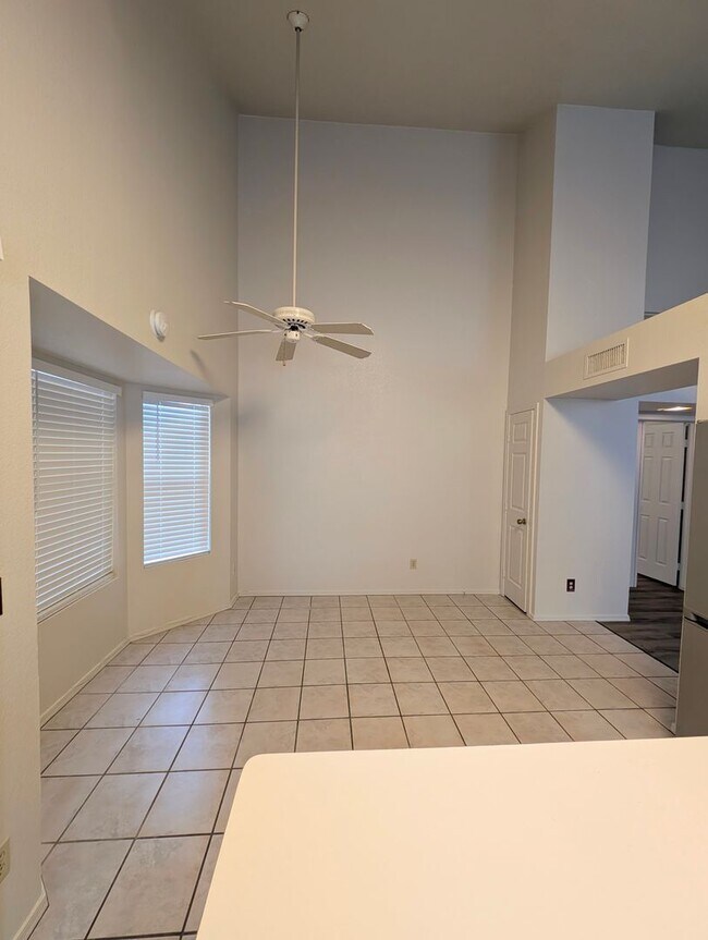 Building Photo - 2325 E Lakecrest Dr