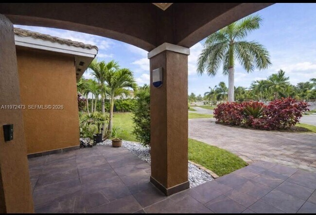 Building Photo - 718 SE 12th Ter