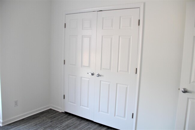 Building Photo - 205 Queenswood Blvd