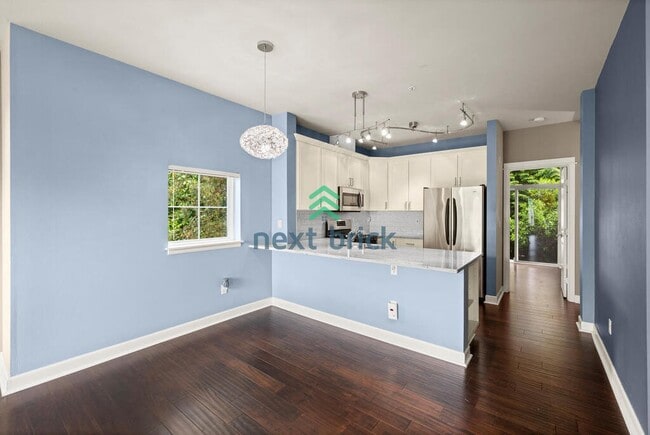 Building Photo - 3 Bed 2.5 Bath End Unit Townhome is Available for Rent!