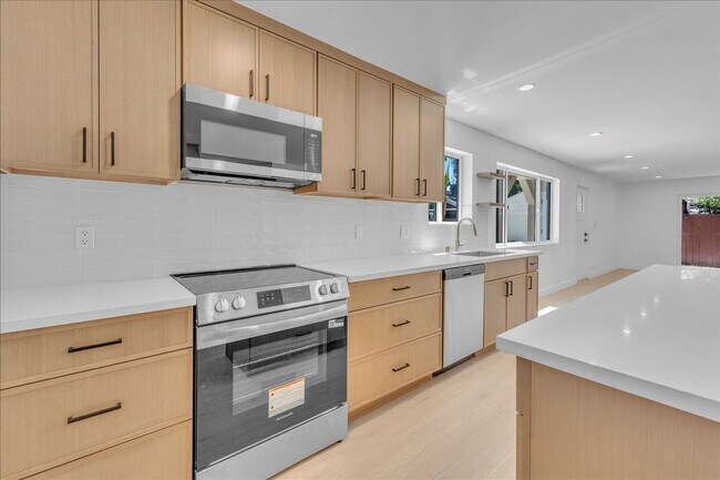 Building Photo - 6915 Encino Ave