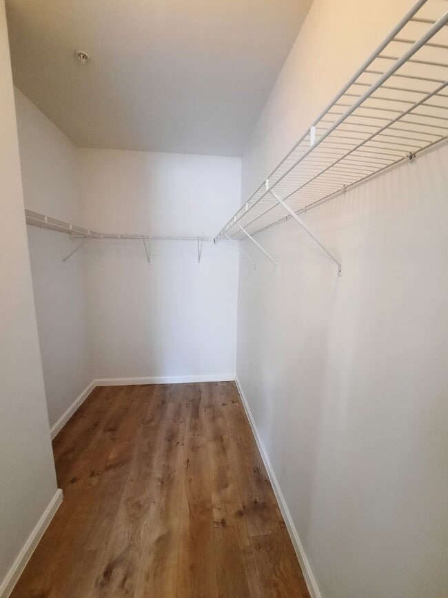 Building Photo - 1BR Condo in Upscale Highview. Enjoy Resor...