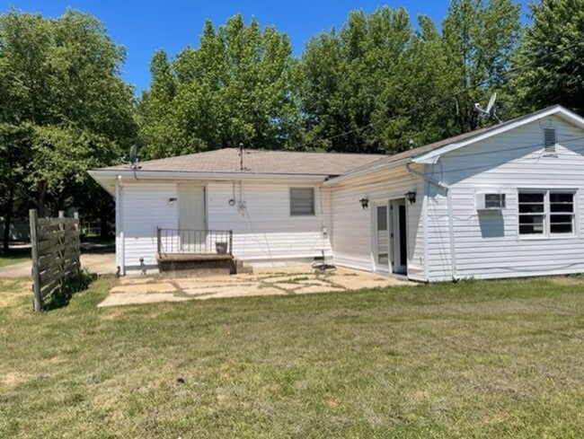 Building Photo - St. James Nice Home