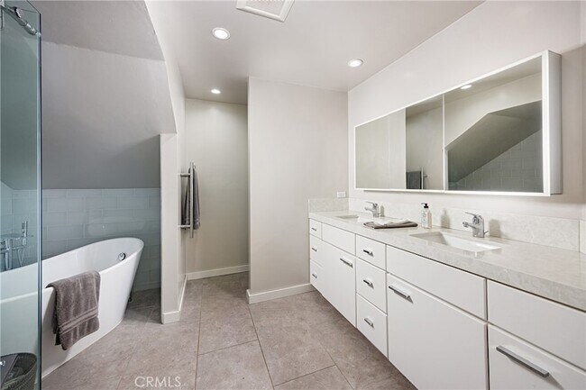 Building Photo - 31561 Peppertree Bend Unit